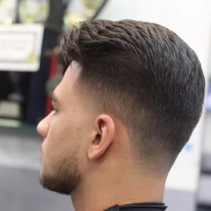 Hombre con corte de pelo clásico y elegante.
