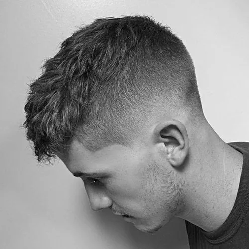 Hombre con corte de pelo degradado moderno.